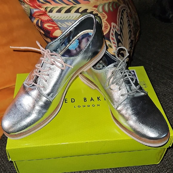 Ted Baker Silver Oxford Shoes with Pink Laces - Picture 3 of 11